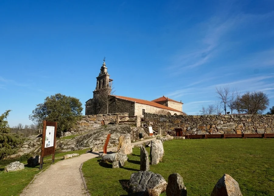 Ermita y castillo medieval en Arribes del Duero