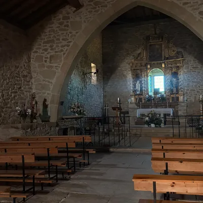 Interior de la ermita — espacio de retiro en La Rueca
